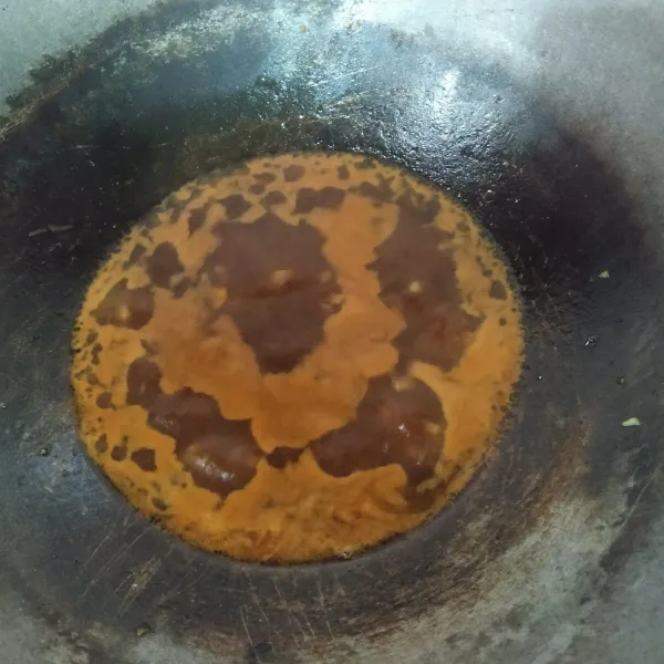 Tambahkan saus teriyaki, saus tomat, kecap manis dan air, didihkan. Bumbui garam, gula dan lada bubuk. Cek rasa
