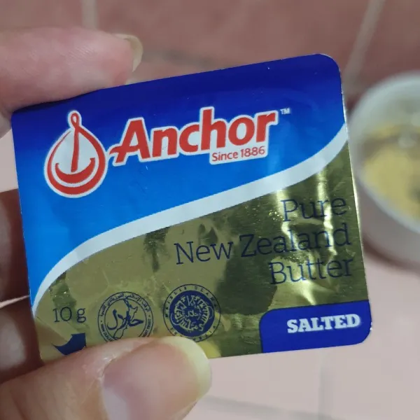 Panaskan teflon dengan api kecil dan olesi dengan butter. Disini saya menggunakan salted butter dari anchor (biasa buat spread ke croissant)