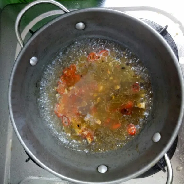 Kemudian tambahkan air bersih, garam, gula, saos tomat, dan kentalkan dengan larutan tepung tapioka