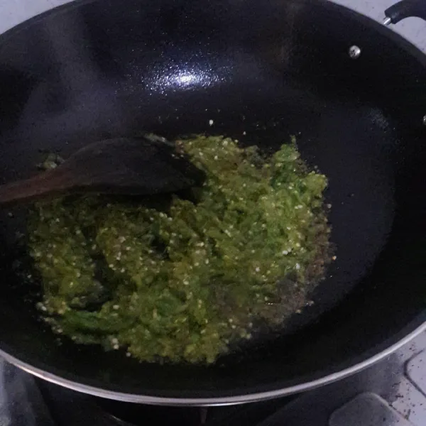 Panaskan minyak sayur, kemudian masukkan bumbu (cabai hijau keriting, b. merah, bawang putih & merah) yang telah dihaluskan, tumis hingga harum.