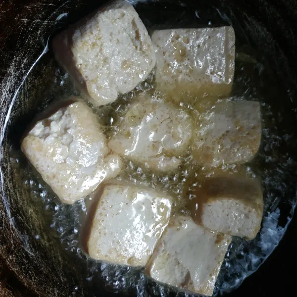 Goreng tahu hingga sedikit berkulit, jangan terlalu lama, tiriskan