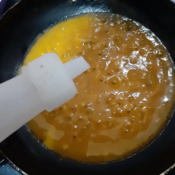 Terakhir, masukkan cuka ke dalamnya. Masak hingga meletup-letup