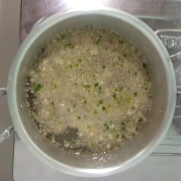 Tambahkan air, dan aduk rata.