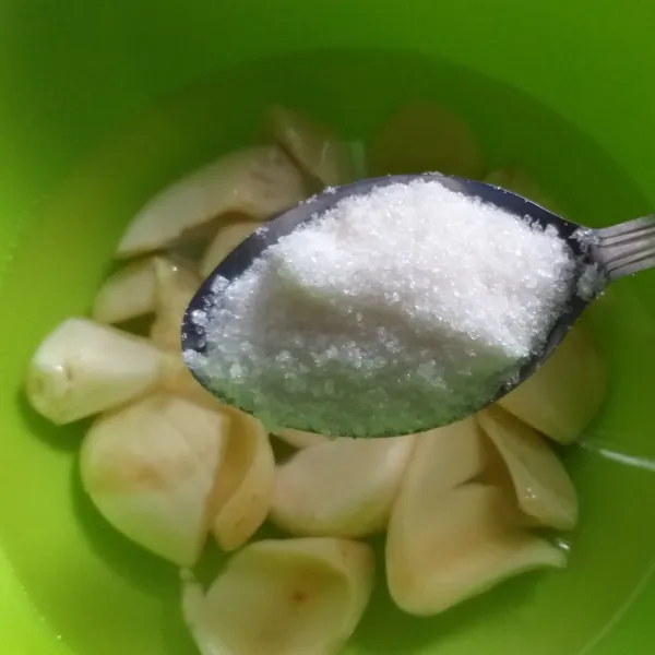 masukan air dan sejumput garam, kemudian gula, aduk rata.