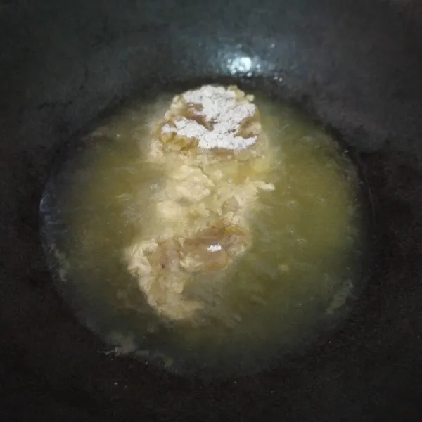 Goreng sampai matang, gunakan teknik deepfry agar ayam matang merata