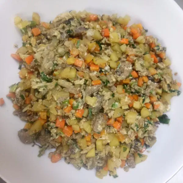 tumis kentang, wortel, daging, daun bawang yang telah disediakan tadi dan beri garam secukupnya