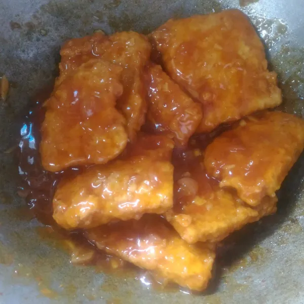 Masukkan tempe kedalam bumbu, aduk rata. Sajikan dengan taburan wijen