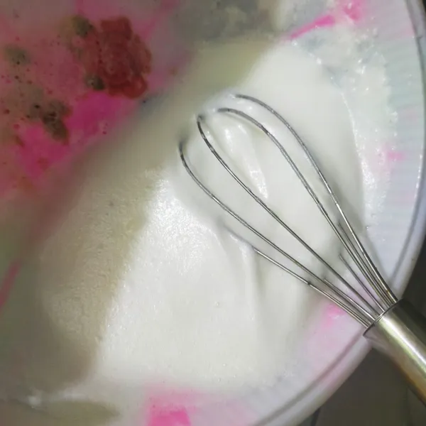 Kocok putih telur dengan whisker sampai berbusa (jika ingin cepat bisa pakai mixer)