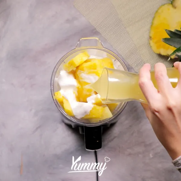 Tuangkan jus nanas dan perisa zero rum.