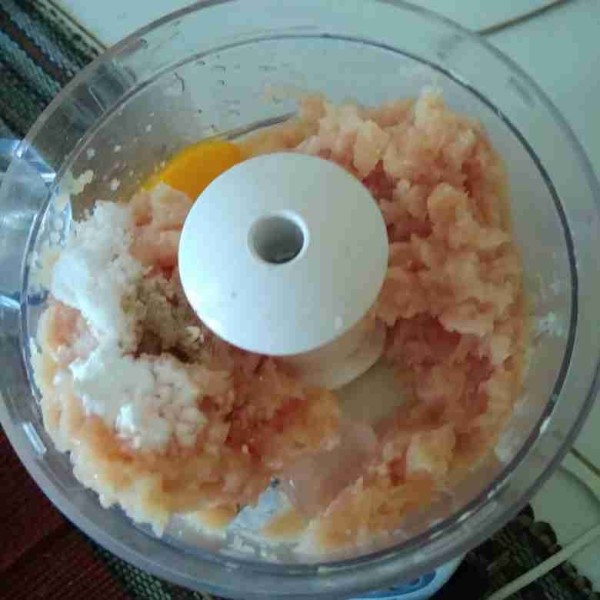 tambahkan telur, bawang putih bubuk, garam, lada bubuk dan kaldu bubuk. blend hingga rata.