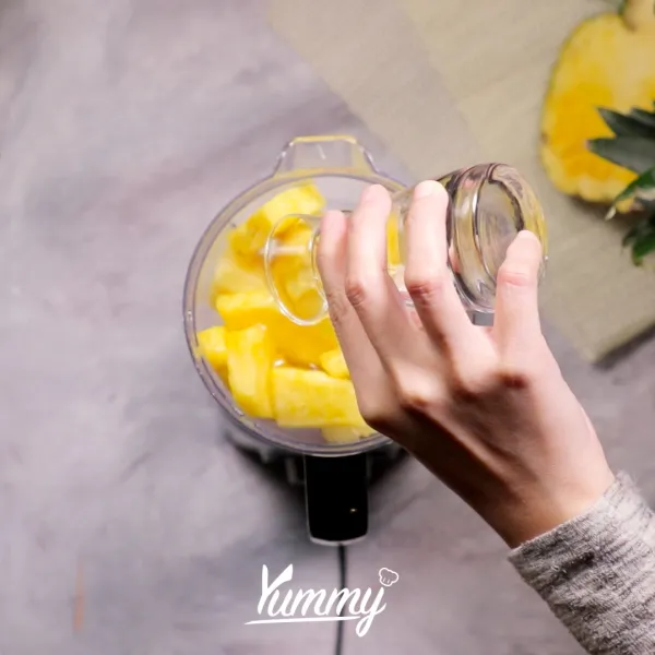 Tambahkan simple sirup, santan kelapa kental dan susu evaporasi.