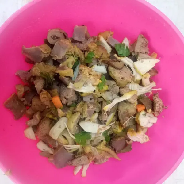 cincang kecil daging ( daging ayam, daging sapi, bisa juga menggunakan hati ayam)