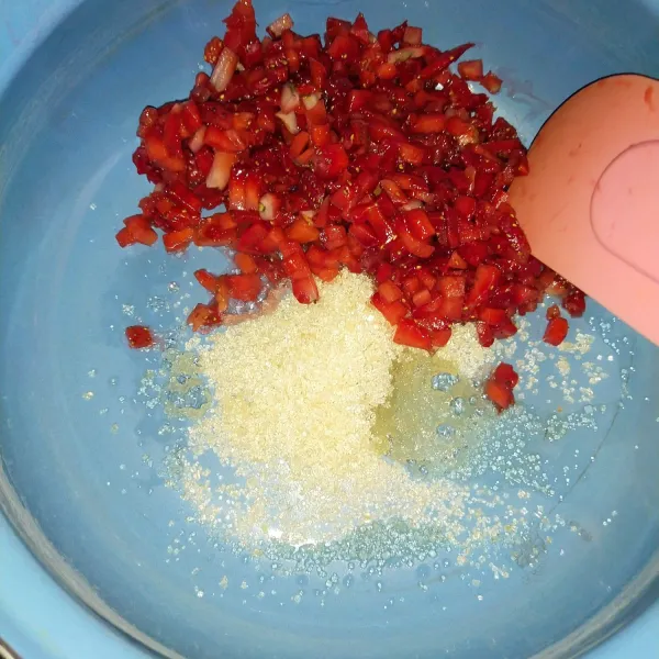 Masukkan gula, strawberry ke dalam panci, masak dengan api kecil.