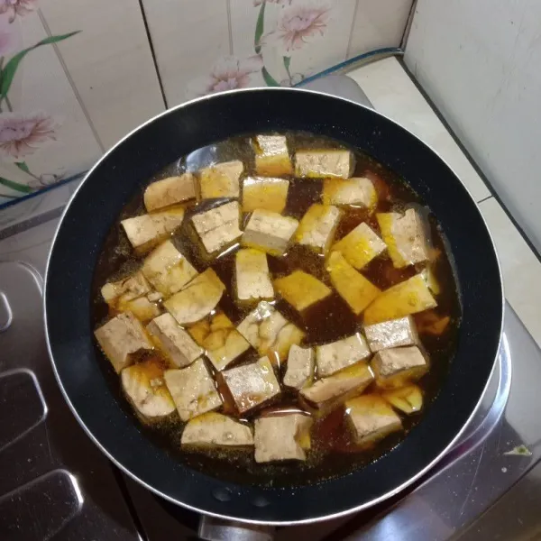 Masukkan tahu rendaman lalu beri air, masak hingga mendidih