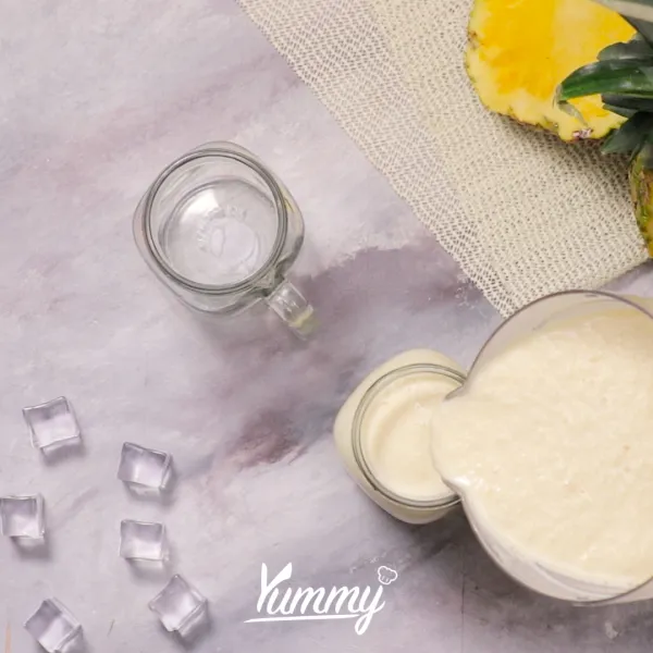 Tuangkan ke dalam gelas, sajikan Pina Colada Smoothies dengan bahan pelengkap sesuai selera.