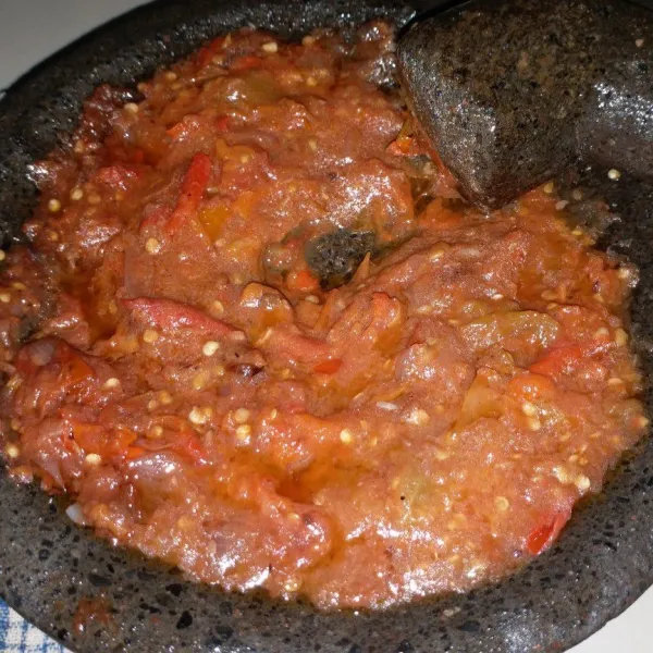 Ulek semua bahan yang digoreng