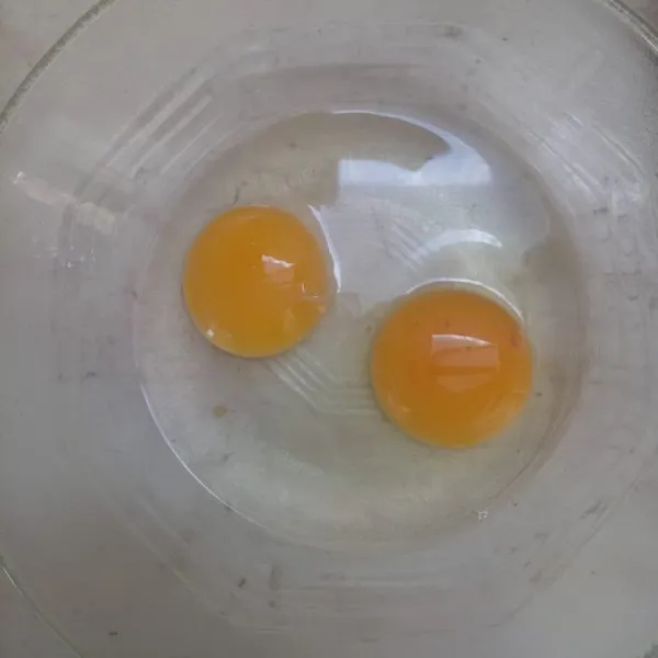 sediakan 2 butir telur