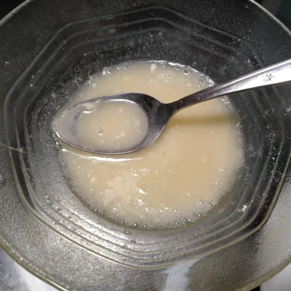 Dalam mangkuk campurkan madu, tepung terigu, putih telur, dan air. Pastikan adonan tidak encer, juga tidak terlalu kental. Aduk sampai benar-benar rata