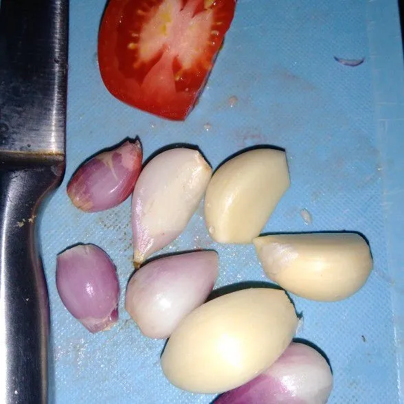 Siapkan bawang merah bawang putih tomat iris halus, bisa juga diganti dengan bawang bombay
