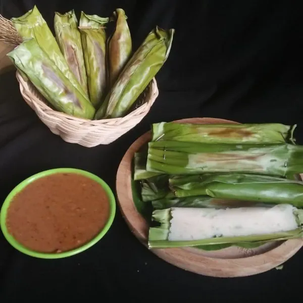 sajikan bersama sambel kacang.