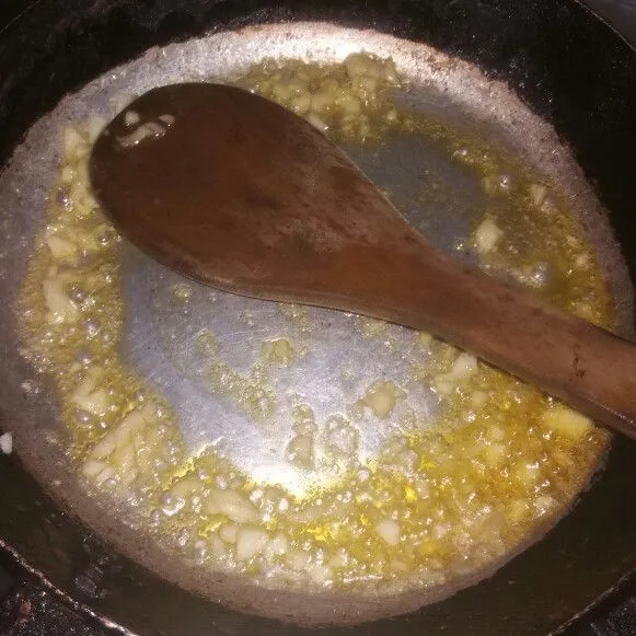 Lelehkan 1/2 sdm mentega, lalu tumis bawang putih cincang hingga harum