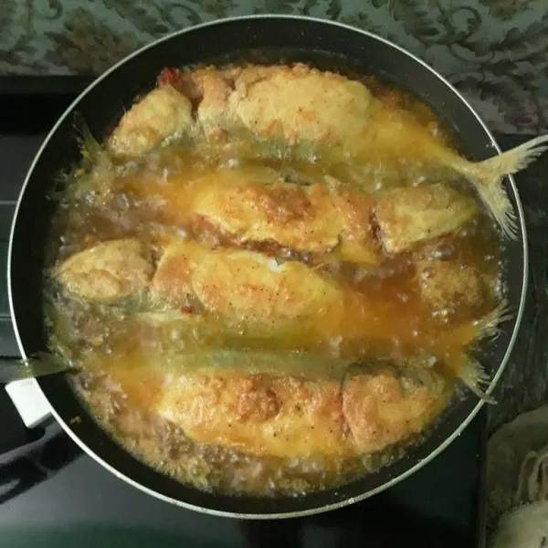 Panaskan minyak goreng pada frypan, lalu masukkan ikan, kemudian goreng hingga matang dan teksturnya menjadi crispy.