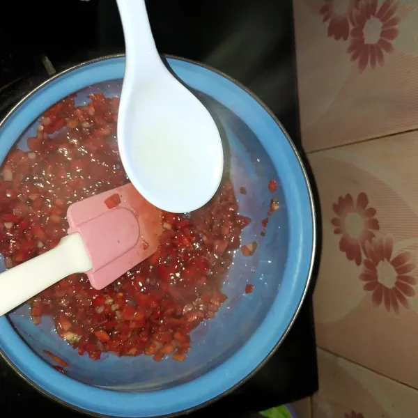 Tambahkan perasan lemon, masak hingga mengental, koreksi rasa. Tambah sedikit gula jika kurang manis.