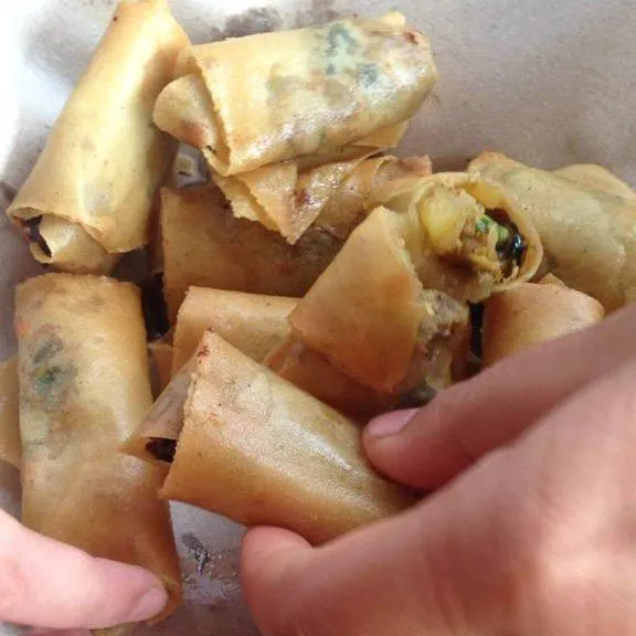 lalu goreng lumpia diapi yang sedang, jadi deh🤗