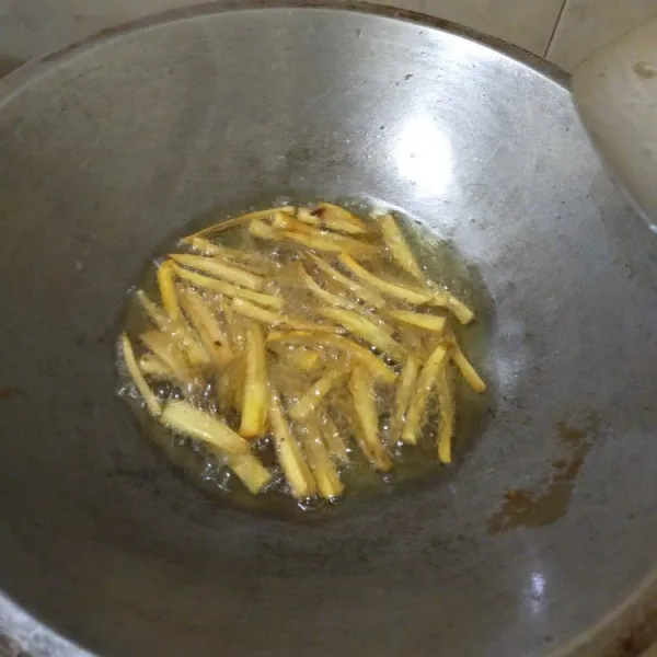 Goreng hingga kecoklatan. Angkat dan tiriskan