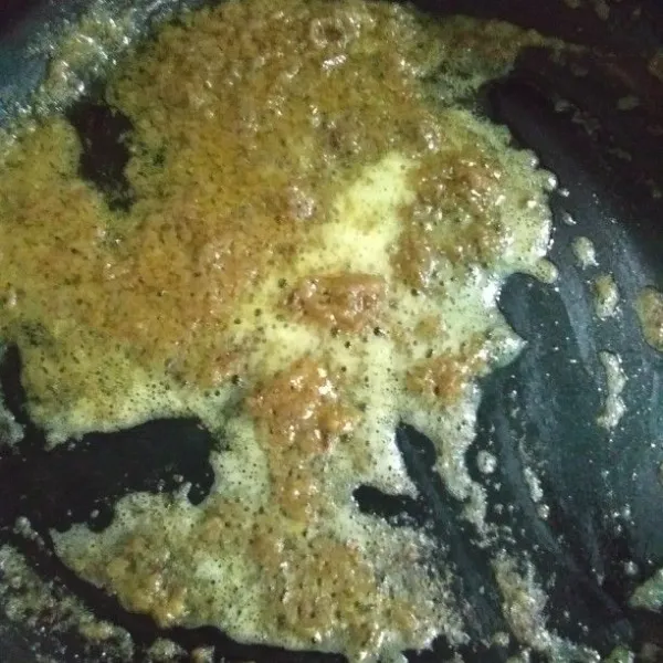 Panaskan 1 sdm margarin, kemudian tumis bumbu halus sampai harum
