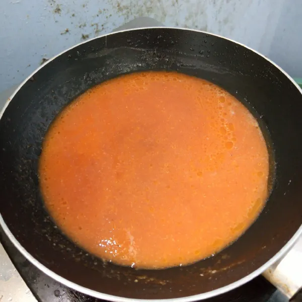 Rebus bawang merah,bawang putih,cabai merah dan tomat. Kemudian blender dan saring. Tumis di atas teflon. Tambahkan gula, garam, lada bubuk dan saos tiram. Aduk rata. Masak sampai mendidih. Tuang larutan maizena aduk rata. Masak sampai mengental dan matang