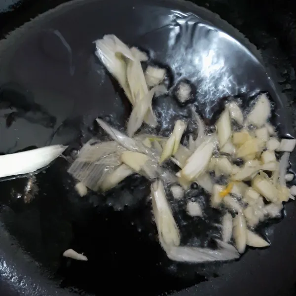 Untuk saosnya, tumis bawang putih daun bawang hingga wangi