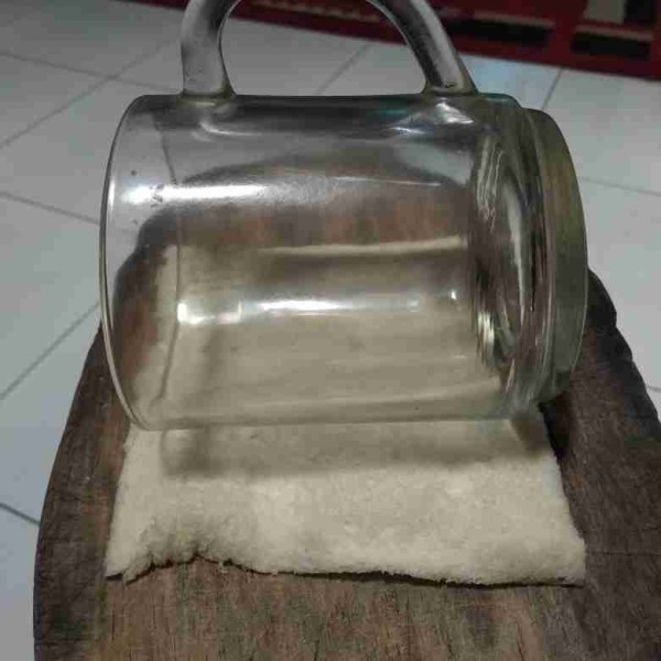 Pipihkan roti tawar (bisa pakai rol kayu atau gelas atau botol kosong).