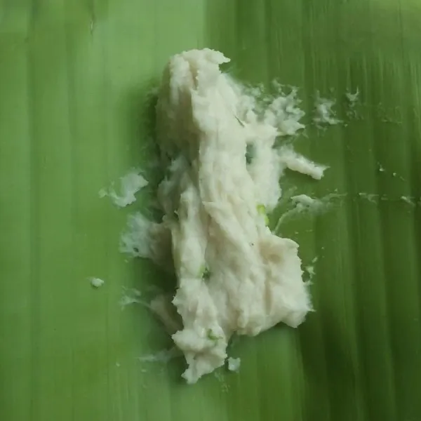 Ambil 1lemvar daun pisang yg sudah dibersihkan,ambil 1sdm adonan tata didaun memanjang.