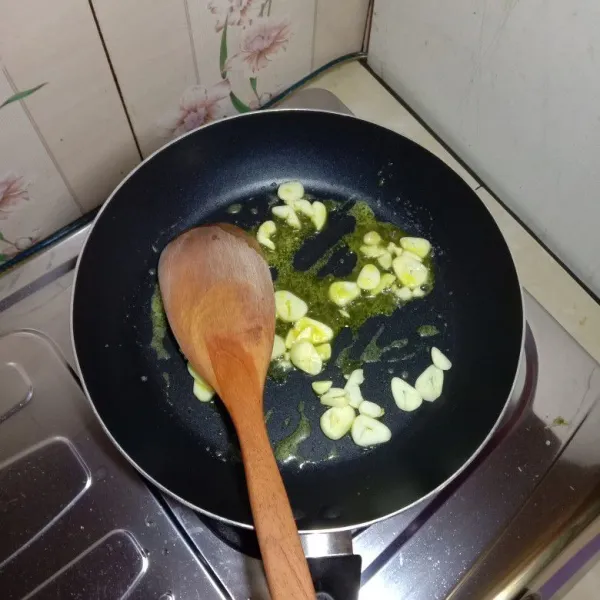 Panaskan margarin lalu tumis bawang putih hingga harum