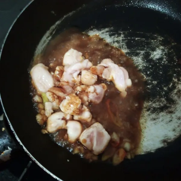 Kemudian masukkan ayam, kecap, garam, kaldu bubuk dan merica, aduk rata. Masak sampai ayam kecoklatan