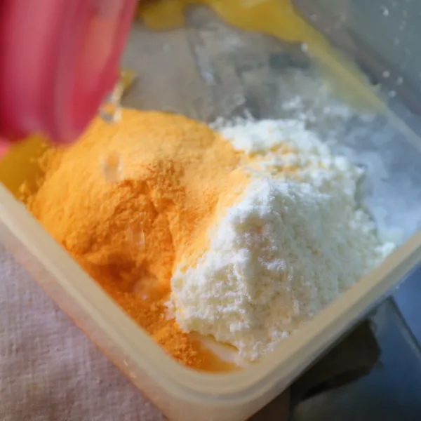 Aduk cream cheese tambahkan air matang secukupnya hingga kental, sajikan