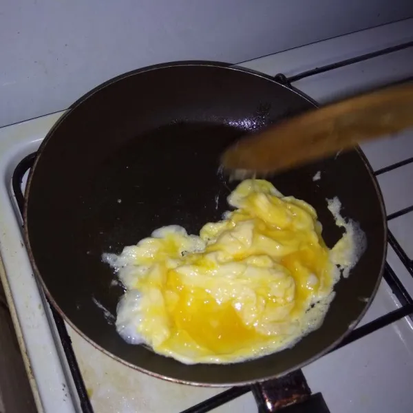 Kocok telur dan beri garam, lalu goreng dan orak-arik hingga matang