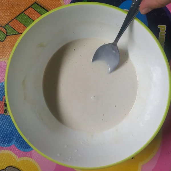Campur rata air dan tepung bumbu, konsistensi adonan sedang