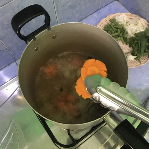 Tambahkan wortel. Tutup panci selama kurang lebih 3 menit atau hingga wortel berubah warna