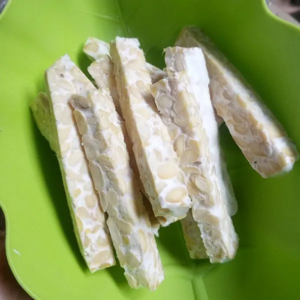 Tempe dipotong bentuk stik
