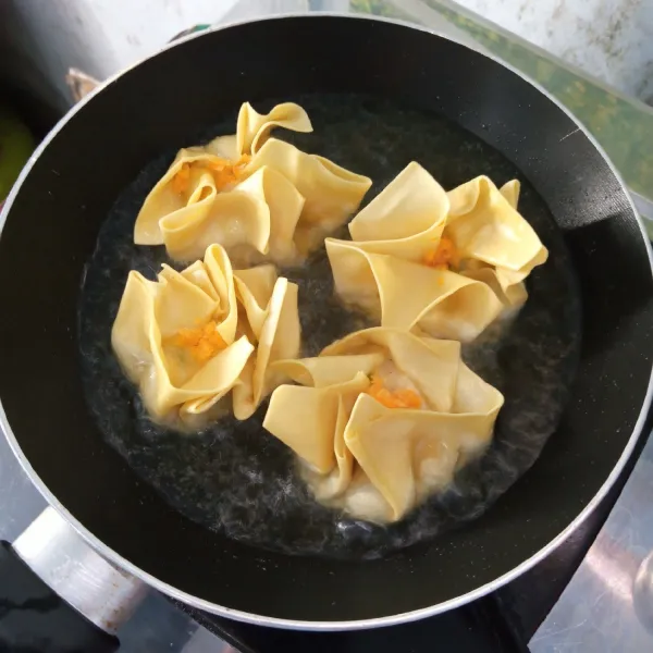 Goreng dimsum di minyak panas dengan api sedang sampai matang. Kemudian tiriskan