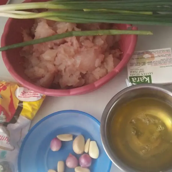 Siapkan semua bahan.pisahkan daging ikan dr kulitnya