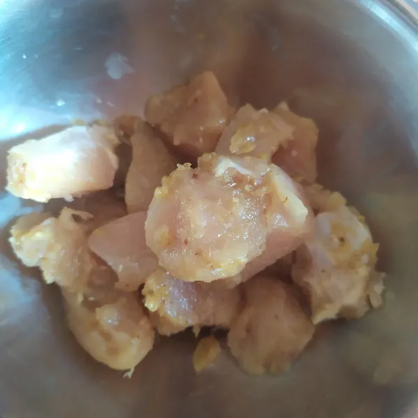 Cuci bersih fillet ayam, beri perasan air jeruk, cuci kembali lalu potong dadu kemudian lumuri dengan bumbu halus, diamkan selama 20 menit di kulkas