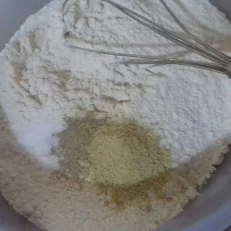Campur tepung, lada bubuk, garam dan baking powder, aduk rata