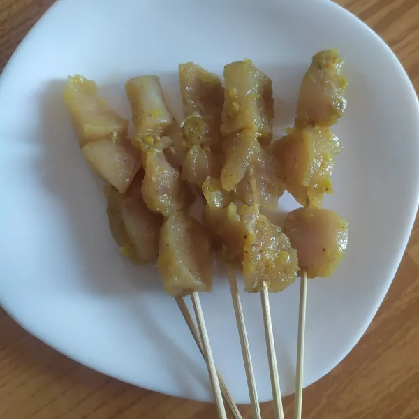 Susun daging ditusuk sate masing-masing 3 sampai 5 buah potong