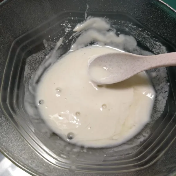 Dalam mangkuk, campur tepung terigu, air, telur dan kaldu jamur. Jangan terlalu encer atau terlalu kental. Celupkan satu-persatu adonan yang sudah dibentuk