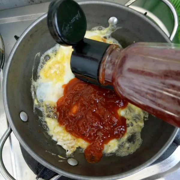 Kemudian tambahkan saus spaghetti dan saus hot lava, lalu aduk hingga rata