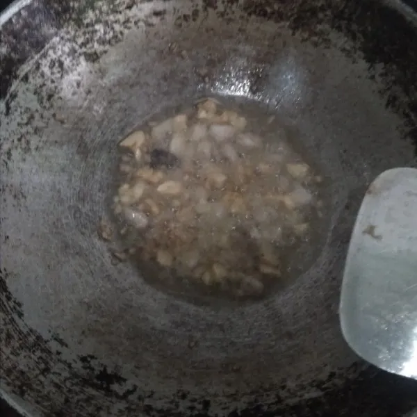 Tumis bawang putih sampai harum, masukkan daging ayam