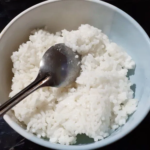 Siapkan nasi dan letakkan di mangkuk.
